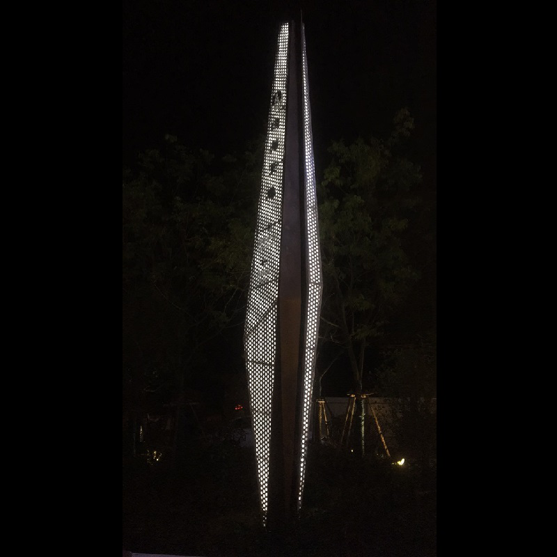 園林景觀拉絲不銹鋼雕塑工廠(chǎng)定制不銹鋼精神堡壘雕塑2