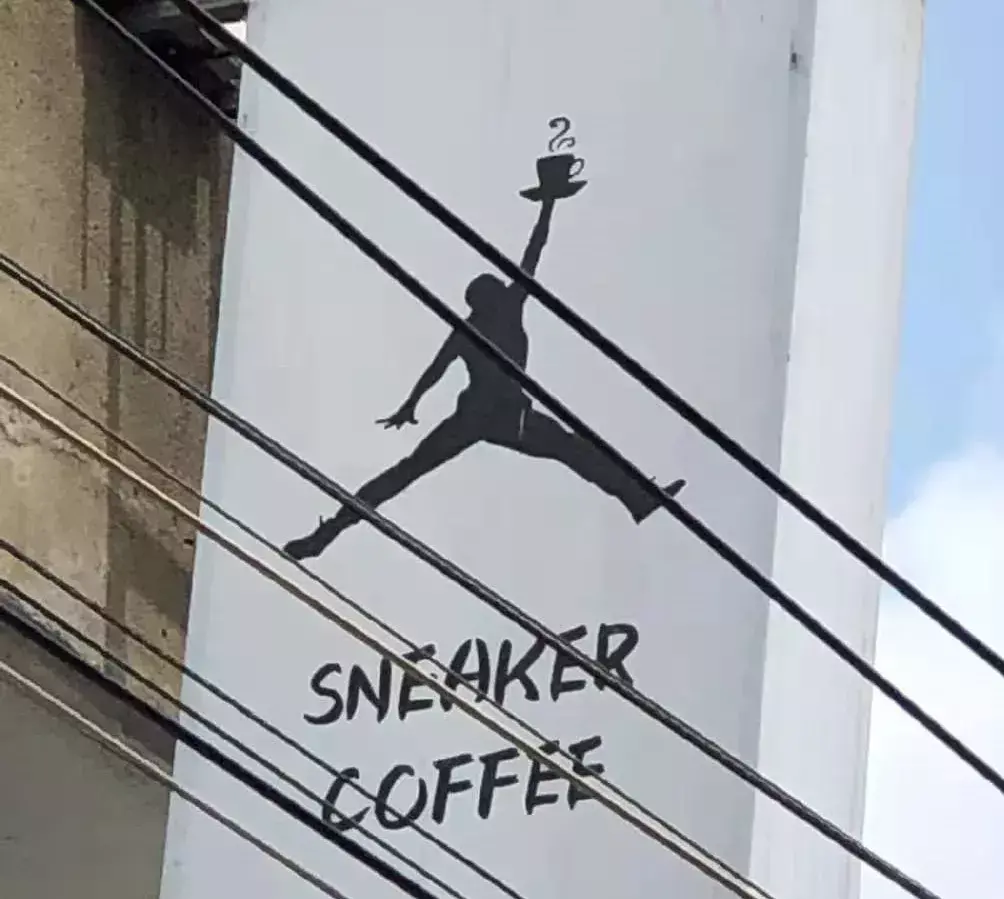 中國路邊的跨街廣告牌，我能笑一年4