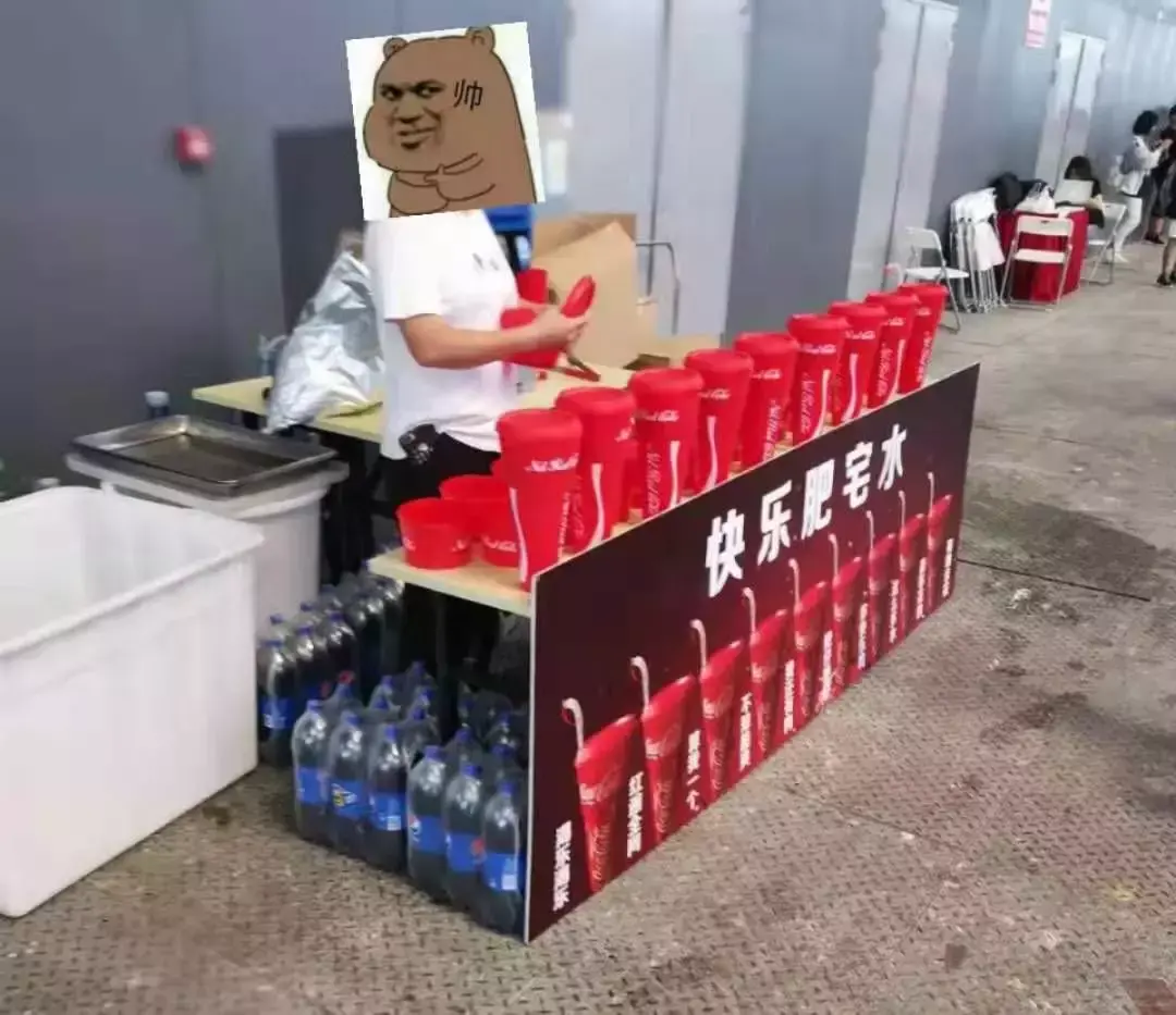 中國路邊的跨街廣告牌，我能笑一年27