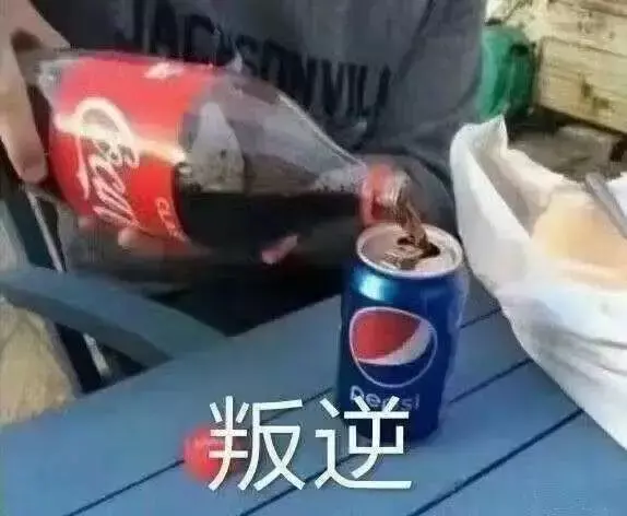 中國路邊的跨街廣告牌，我能笑一年28